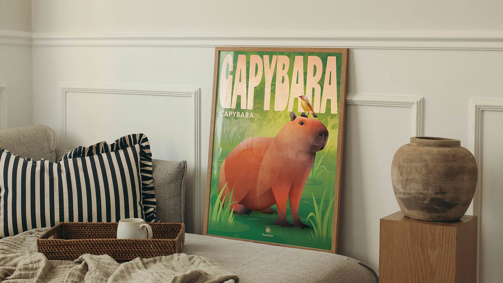 Ein illustriertes Tierposter zeigt ein Capybara in grüner Natur und steht gelehnt an einem gemütlichen Sofa.