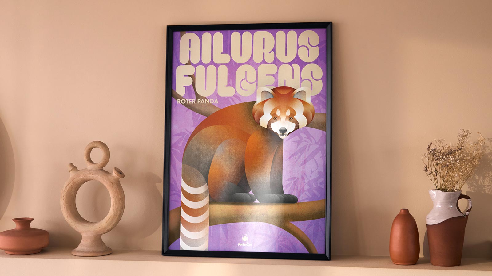 Ein gerahmtes Poster des Roten Pandas auf einer Kommode mit dekorativen Gegenständen