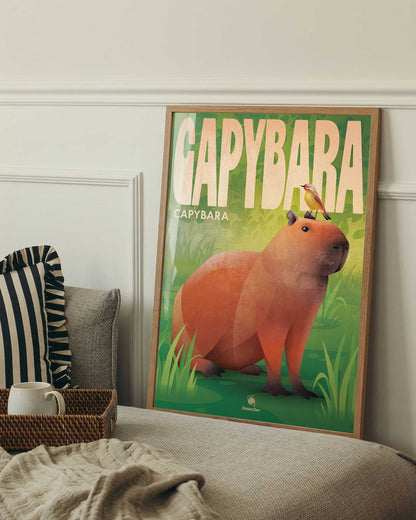 Ein illustriertes Tier-Plakat mit einem Capybara inmitten einer grünen Szenerie steht neben einem gemütlichen Bett