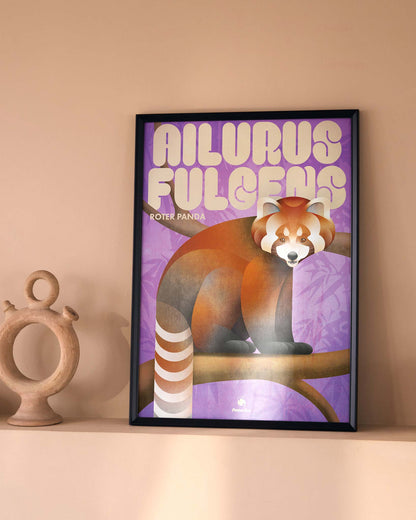 Gerahmtes Poster auf einer Ablage mit zwei roten Pandas vor lila Hintergrund